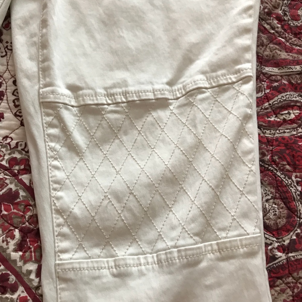 White jeans! SUPER CUTE!
